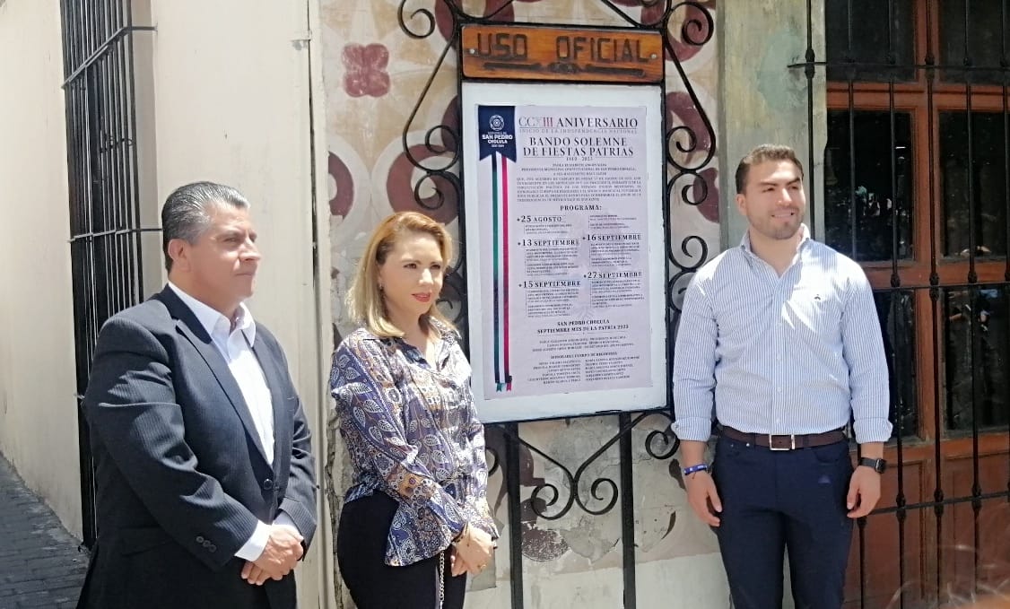 Paola Angon hace pega del bando solemne acompañada de la población en ciudad sagrada