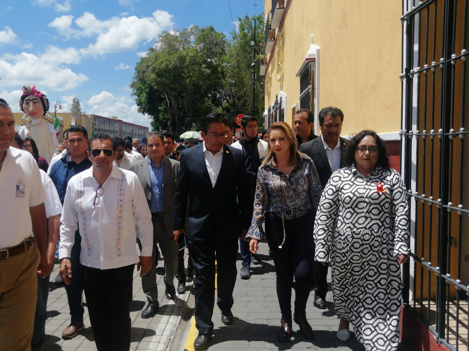 Por: Cortesía Lula Pineda Paola Angon hace pega del bando solemne acompañada de la población en ciudad sagrada