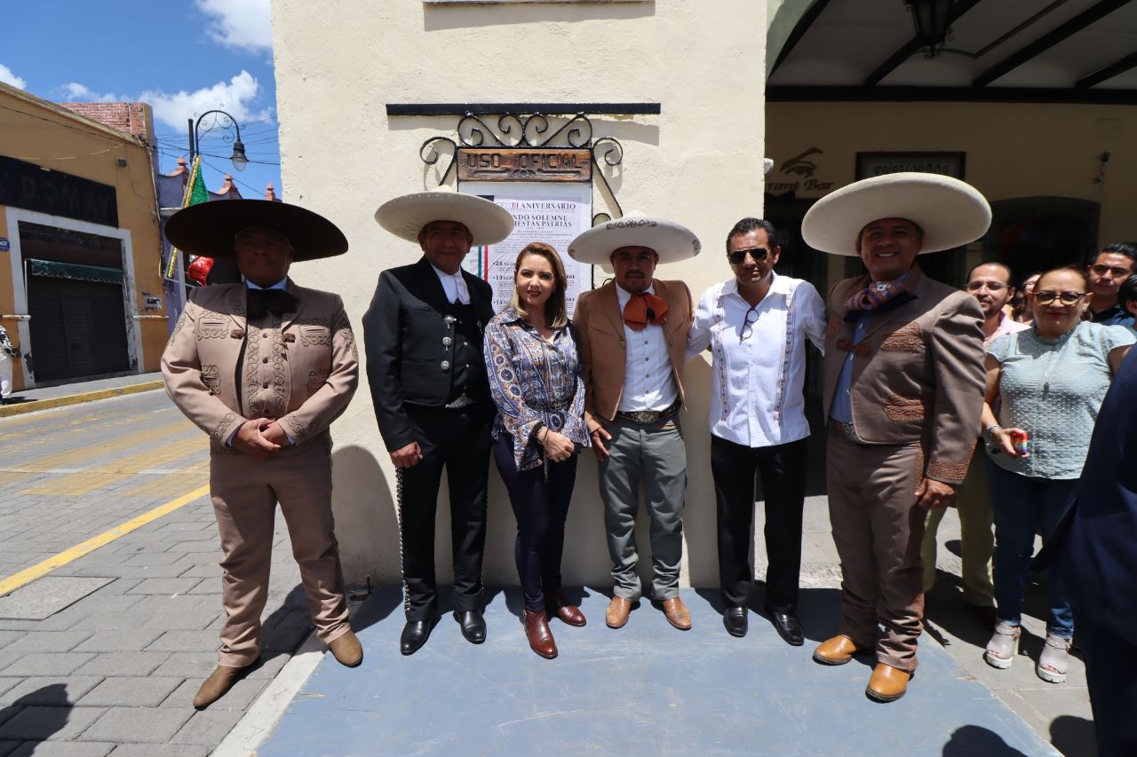 Paola Angon da inicio a las fiestas patrias en San Pedro Cholula, con la colocación del bando solemne