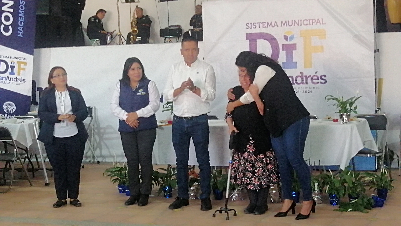 Por: Cortesía Lula Pineda San Andrés Cholula festeja abuelitos, previo al 28 de agosto con comilitona, música, baile y regalos