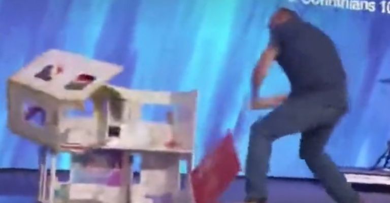 Por: Cortesía Pastor destruye la Dream House de Barbie con un bat por ser "cosa del diablo" (Vídeo)