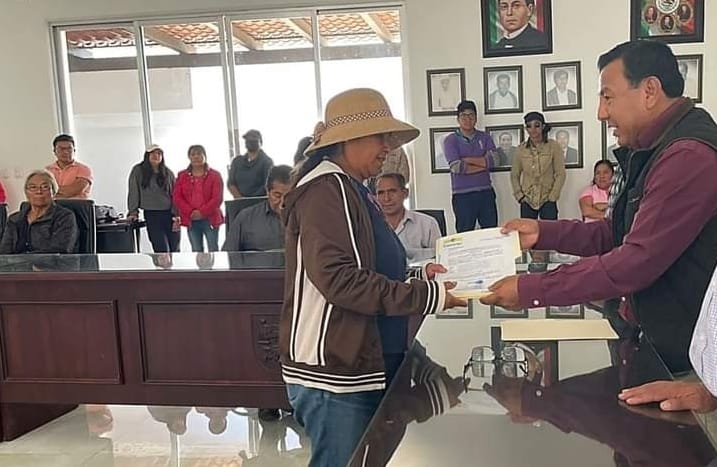 Por: Cortesía Lula Pineda Gerardo Sánchez entrega Constancias de Posesión para el Acceso a Programas de Impulso al Campo Poblano