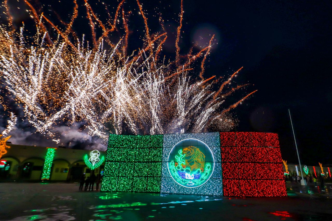 Inaugura Paola Angon adornos patrios, que iluminarán San Pedro Cholula durante septiembre