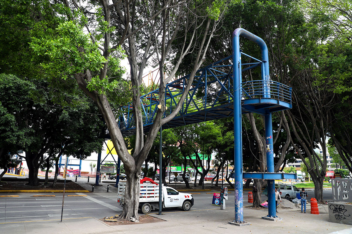 Retraso en el retiro de puente peatonal en Plaza Dorada debido a lluvias en Puebla