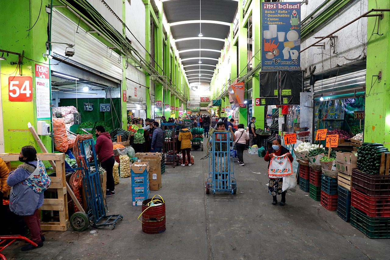 Autoridades y comerciantes se unen para reforzar seguridad en la Central de Abasto de Puebla