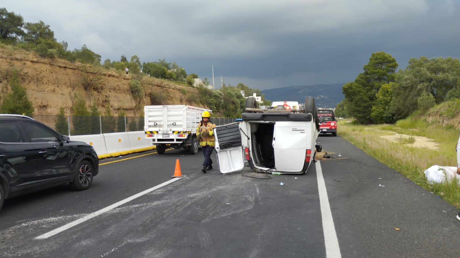 Vuelca camioneta cargada de pacas de ropa, en Libramiento Tlaxcala