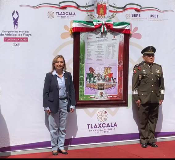 Entre protestas de jubilados, colocan Bandos Solemnes de Fiestas Patrias