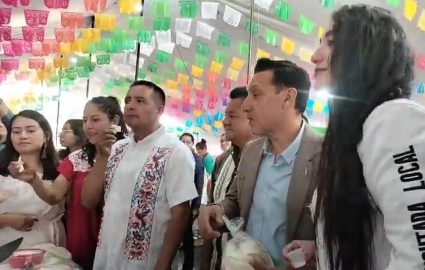 Por: Cortesía Lula Pineda Edmundo Tlatehui corta listón inaugural de la “Feria del Queso de Santa María Tonantzintla 2023”