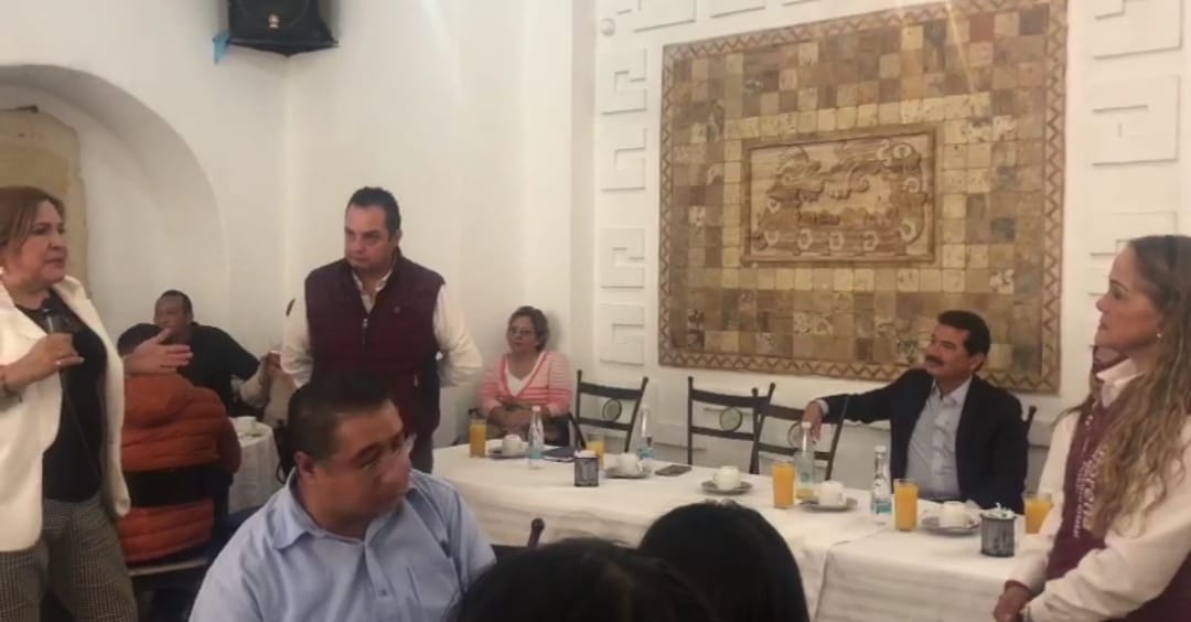 Reaparece ex alcalde de San Pedro Cholula Luis Alberto Arriaga ante militantes de Morena, pugna por la unión