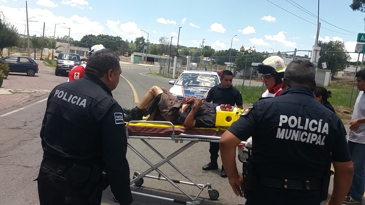 Ciclista se impacta contra vehículo, en Belén Atzitzimititlán; fue llevado a un hospital