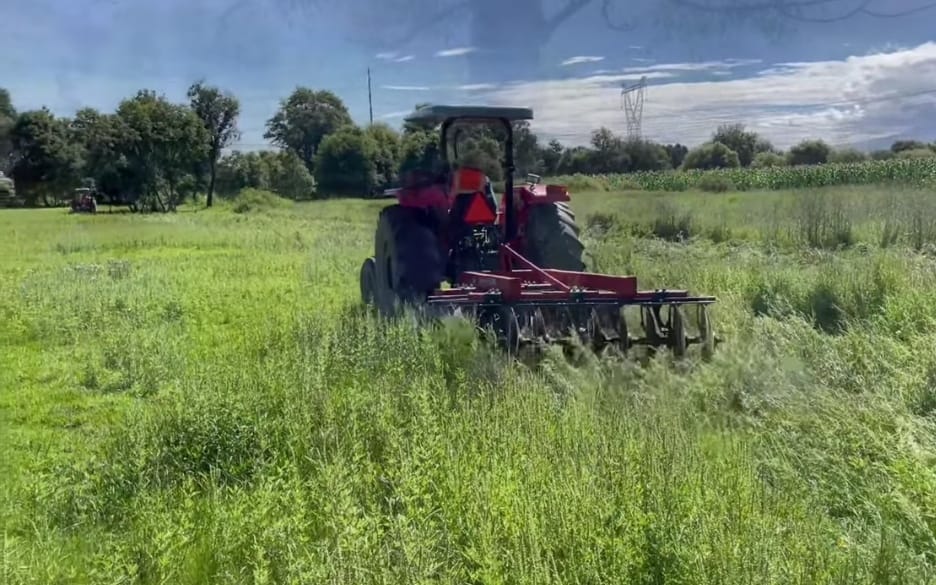 Gerardo Sánchez aporta semilla y tractores para reactivar “parcelas escolares” en Mihuacan