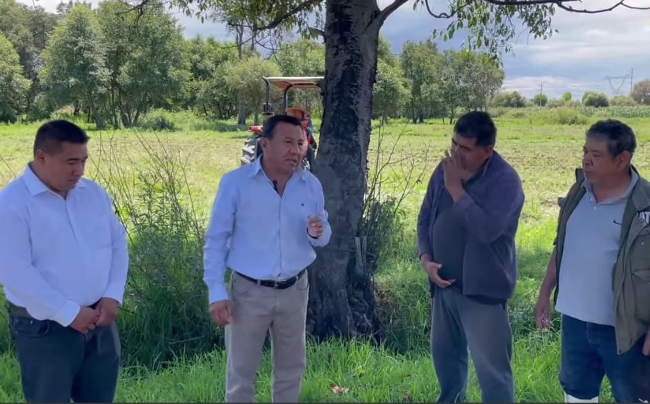 Por: Cortesía Lula Pineda Gerardo Sánchez aporta semilla y tractores para reactivar “parcelas escolares” en Mihuacan