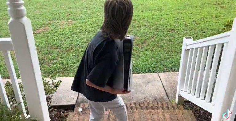 Por: Cortesía Niño de 10 años arroja PlayStation 5 de su padre al suelo por un berrinche (Vídeo)
