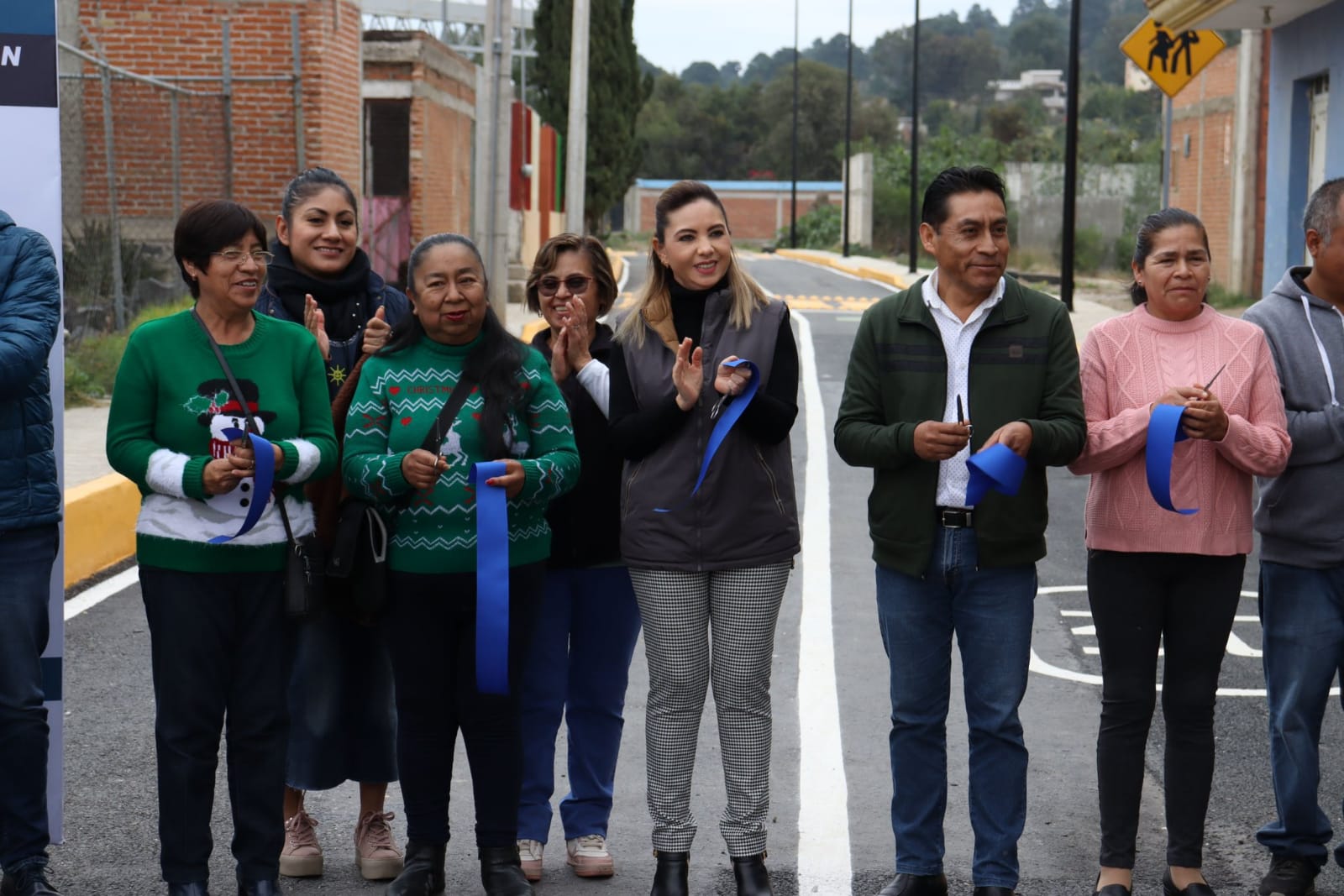 Paola Angon hace entrega de dos pavimentaciones para las familias Cocoyotla y Cuapan