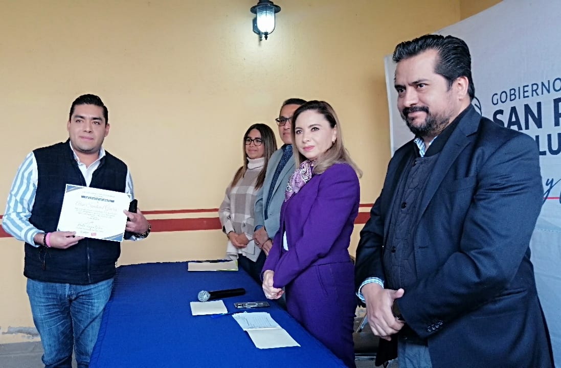 Por: Cortesía Lula Pineda Paola Angon reconoce el esfuerzo de colaboradores