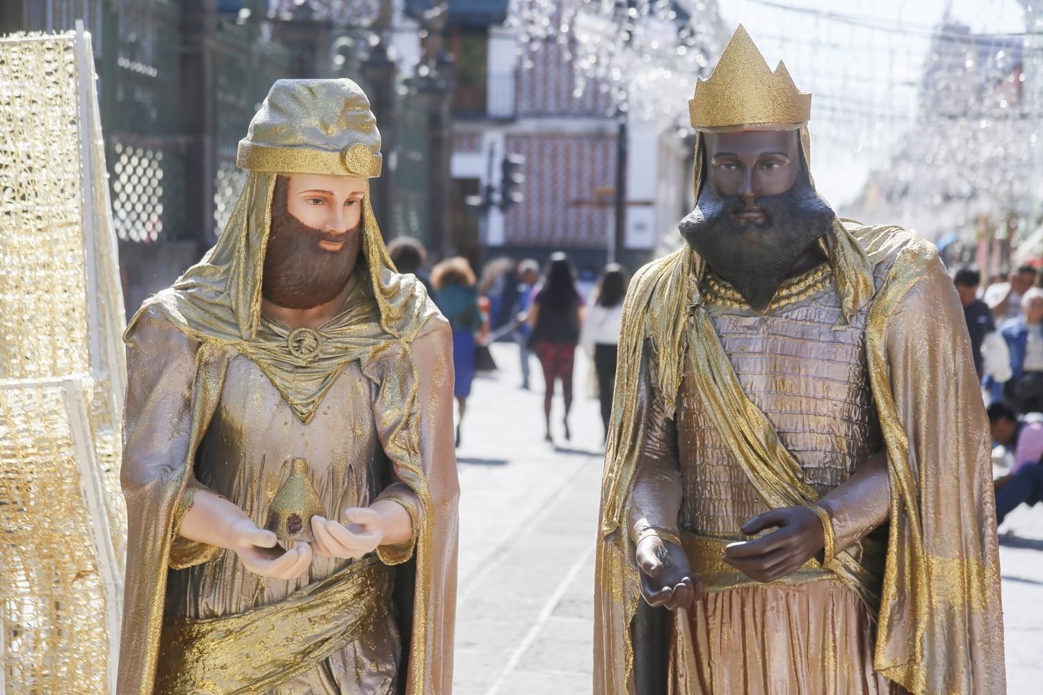 Por: Cortesía : Descartan robo del cofre del Rey Mago en el nacimiento frente a la Catedral de Puebla