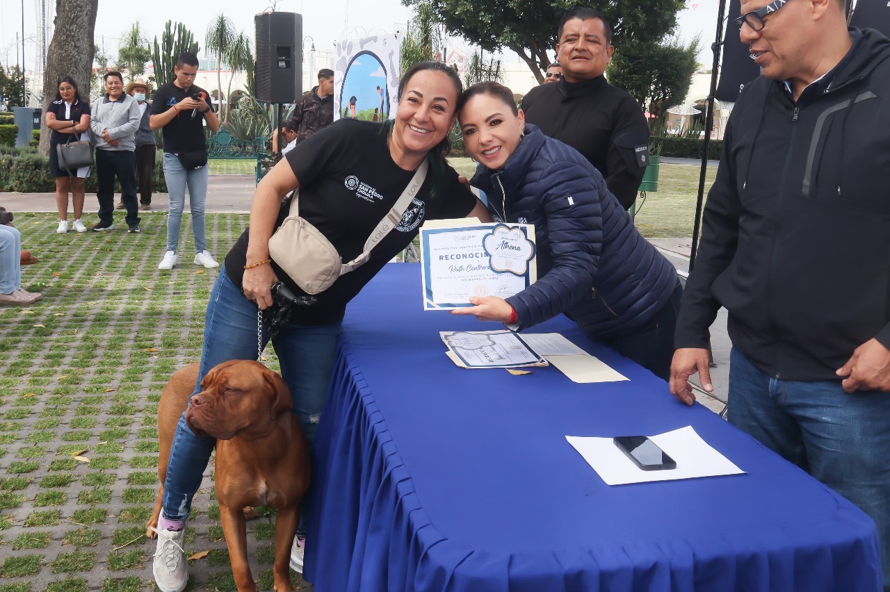 Paola Angon entrega reconocimientos a graduados del curso “Entrenando a tu Lomito” 