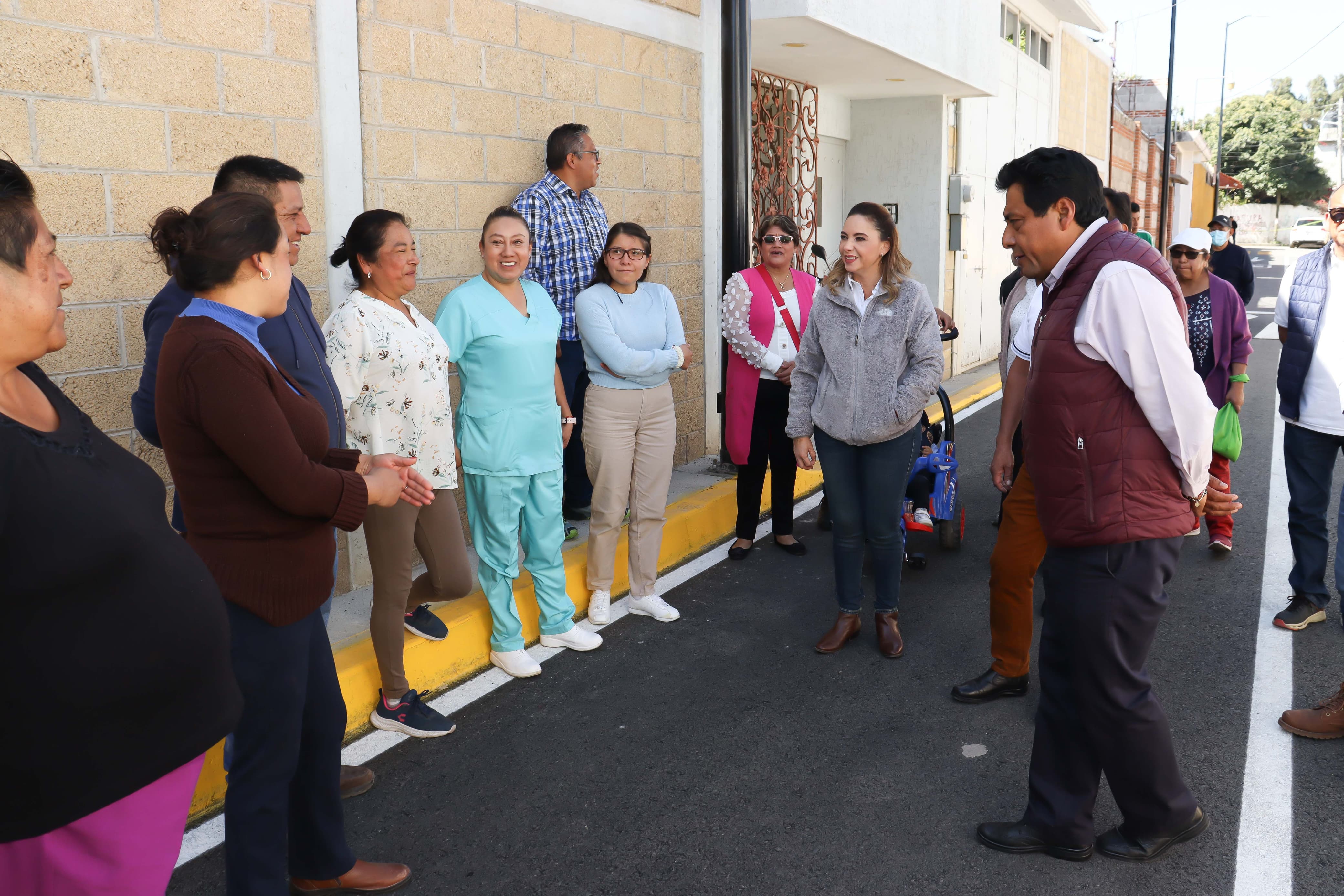 Atiende Paola Angon petición de 35 años con pavimentación para vecinos de Santiago Momoxpan