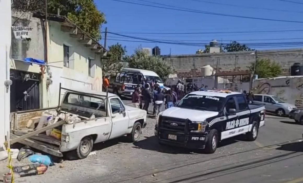 Camioneta con escombro pierde potencia y atropella a hombre en Totolac