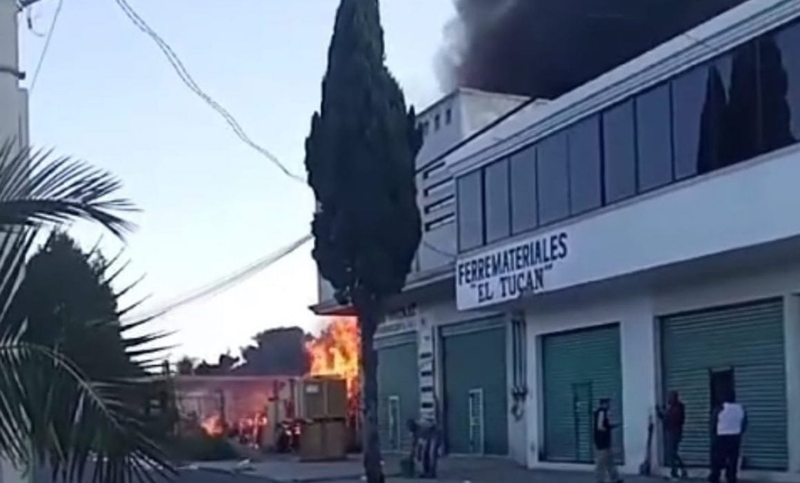 Se incendia bodega de cartón y madera en La Magdalena Tlaltelulco
