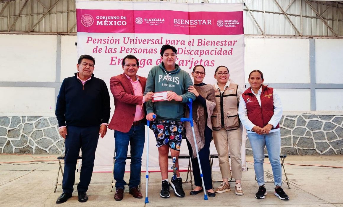 Entregan tarjetas de pensión para personas con discapacidad permanente