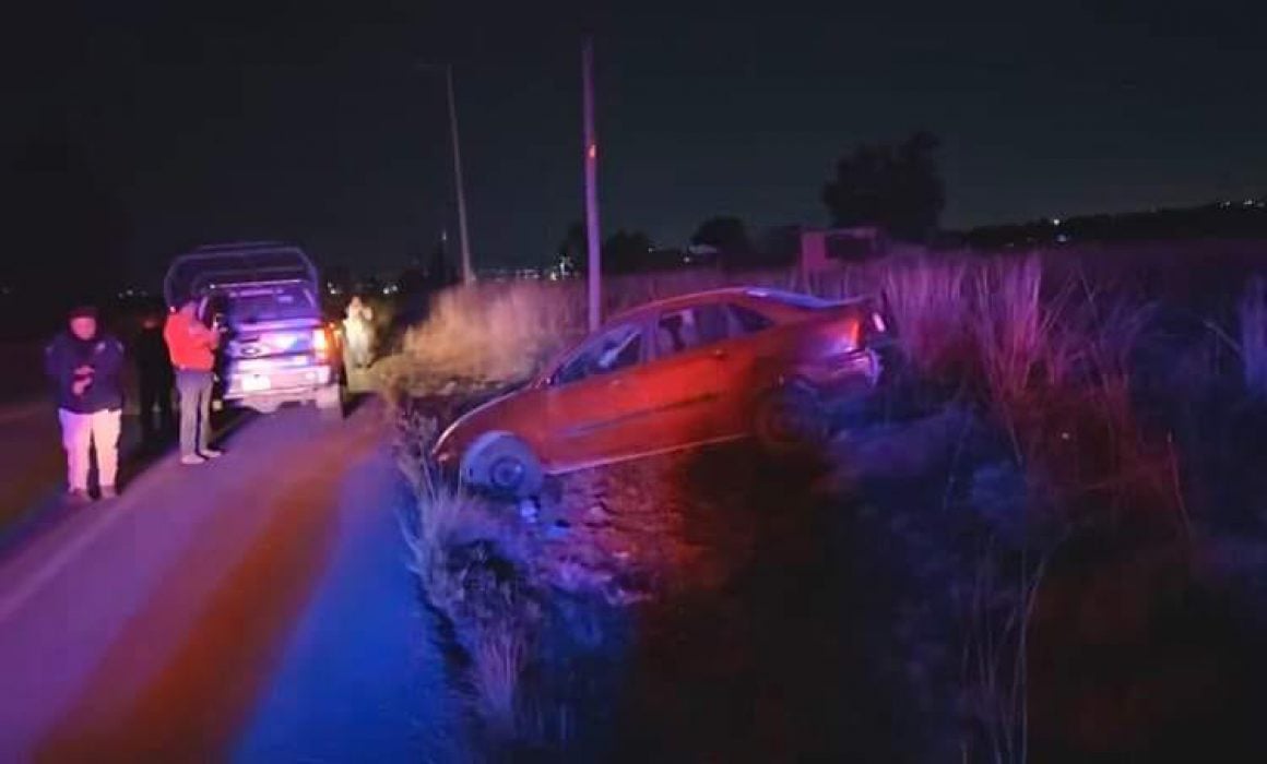 Atropellan a motociclista y vuelcan vehículo en dos accidentes en Tetla