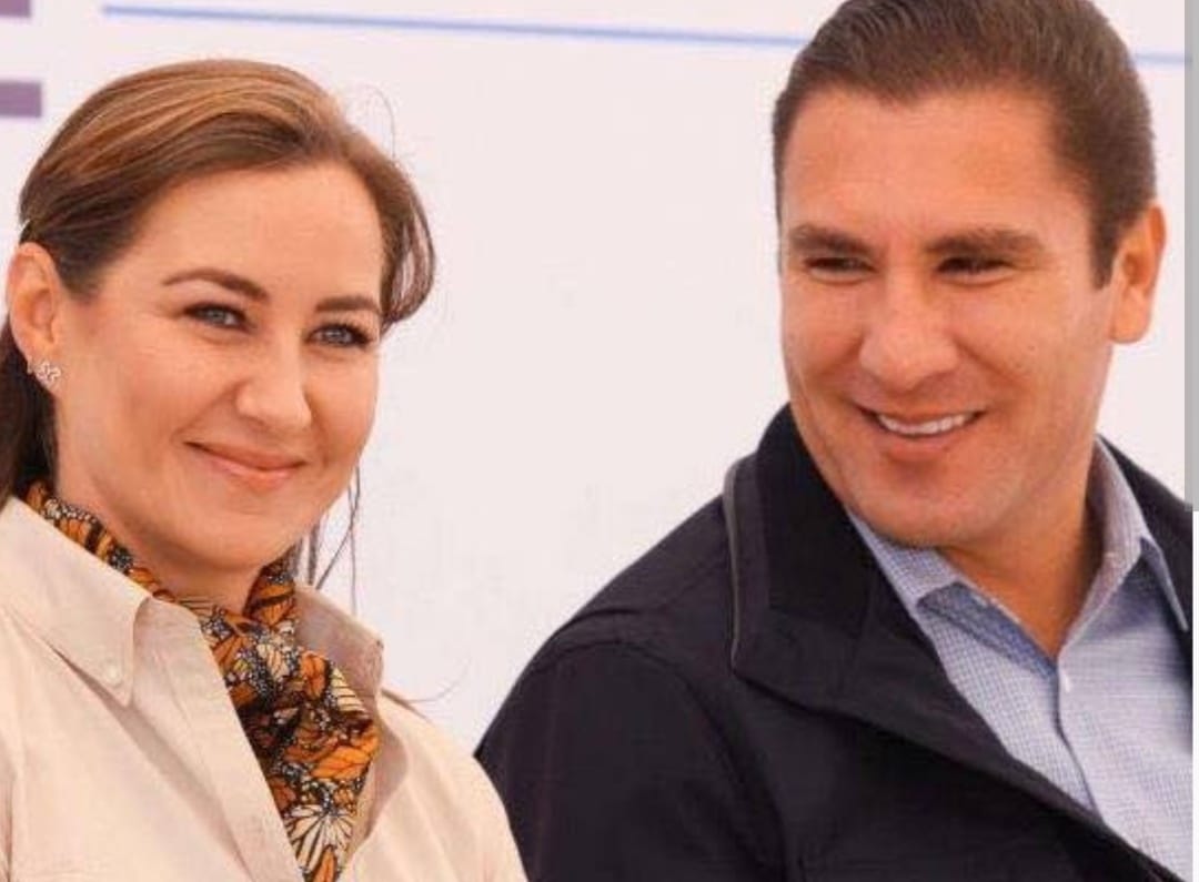 Por: Cortesía Lula Pineda Tributo floral en Coronango a cinco años de la partida de Martha Erika Alonso y Rafael Moreno Valle