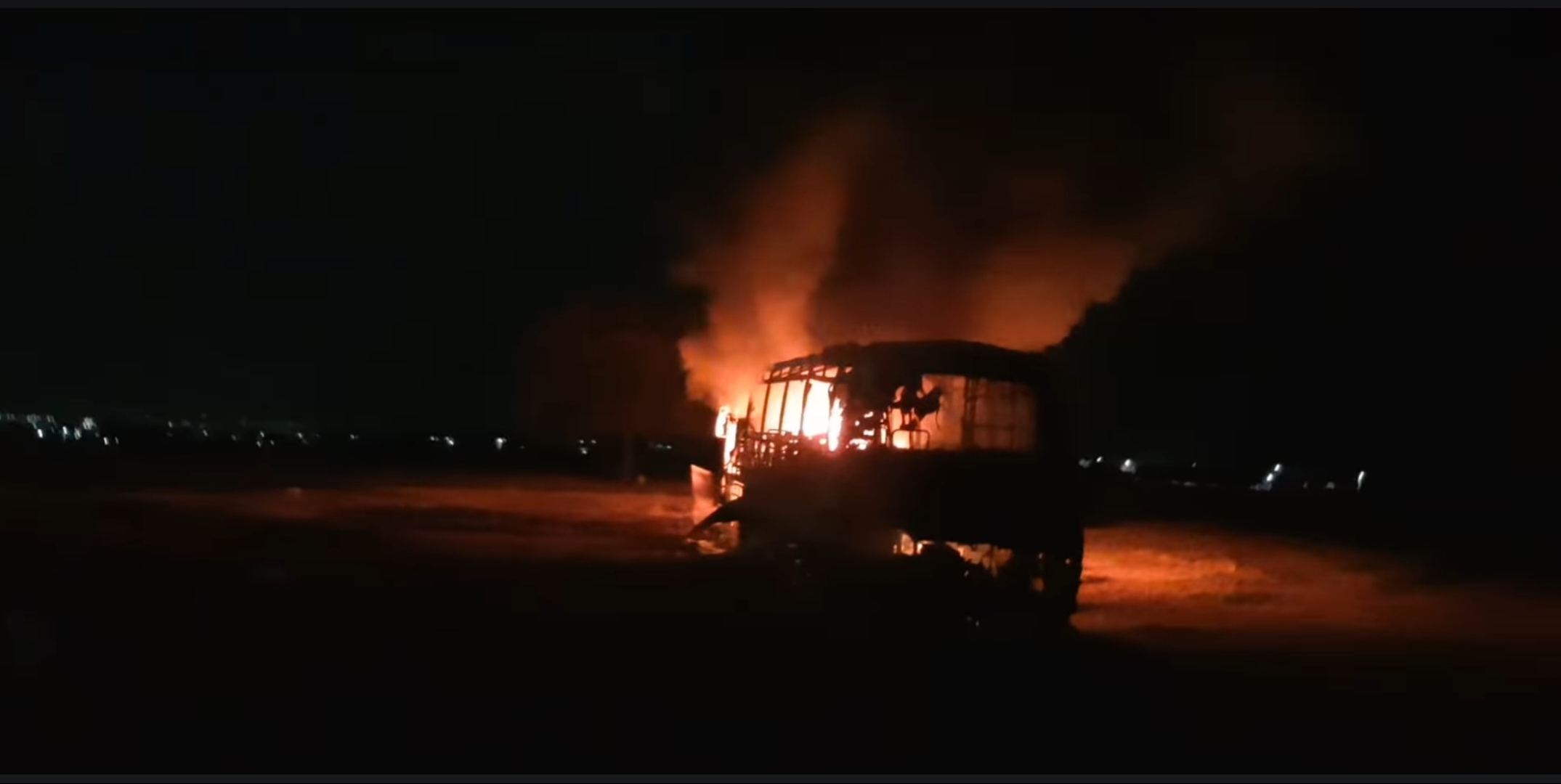 Por: Especial  En Huamantla, turba quema autobús; empresa rompe negociaciones