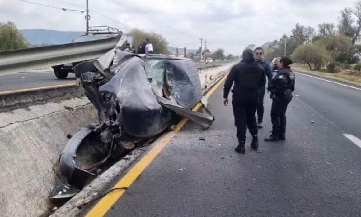 Por: Cortesía Vuelca pareja y abandonan su vehículo en la Tlaxcala-Texmelucan, en Ixtacuixtla