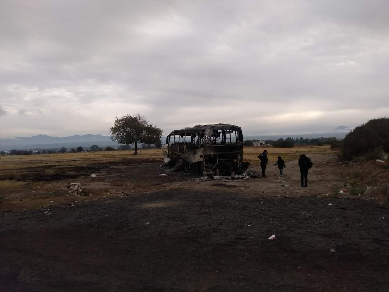 Por: Cortesía Incendian autobús de la línea Oro que atropelló y mató a un joven, en Ignacio Zaragoza, Huamantla