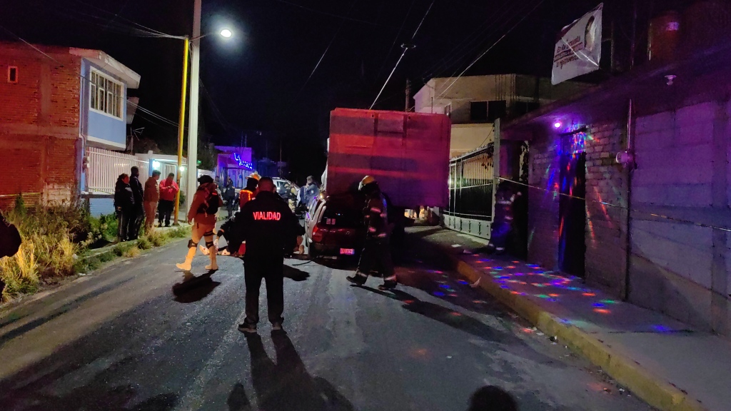 Por: Cortesía Vive para contarlo: queda incrustado su vehículo contra una plataforma de tráiler que estaba varada, en Chiautempan