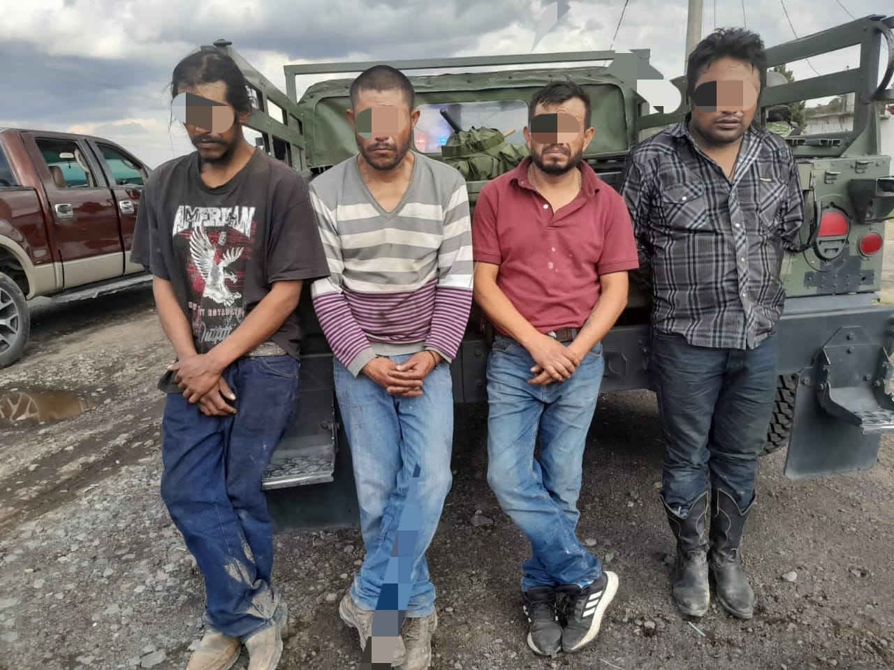 Detienen a cuatro hombres por el presunto robo de una camioneta, en Calpulalpan