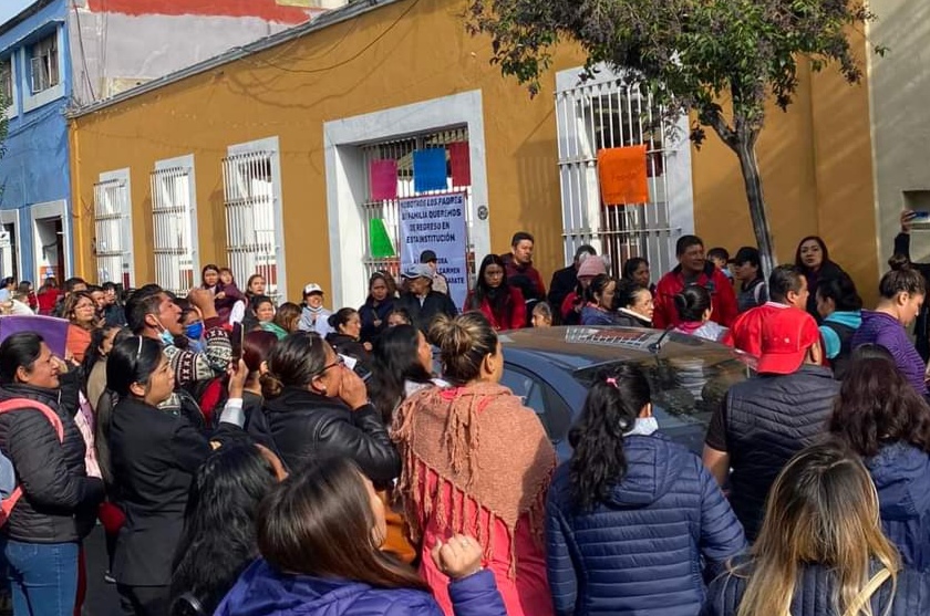 Por: Especial  Exigen restitución de directora en escuela "Educación y Patria", reclaman a Homero Meneses