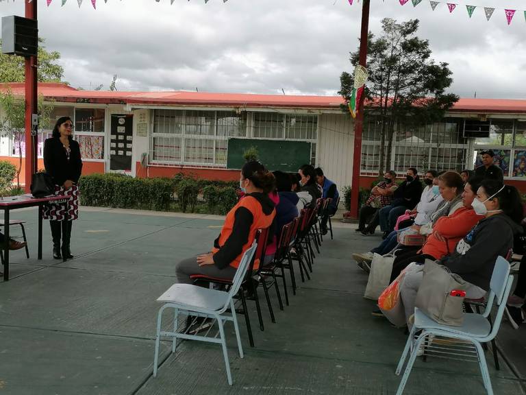 Toman padres de familia escuela Educación y Patria, piden regreso de directora