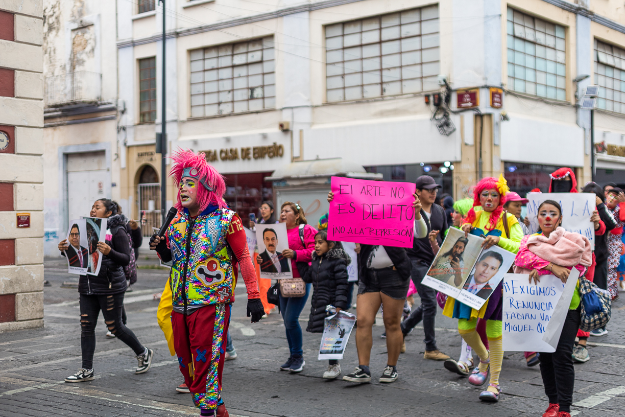 Eduardo Rivera desmiente permisos a payasos callejeros y aboga por el orden en espacios públicos