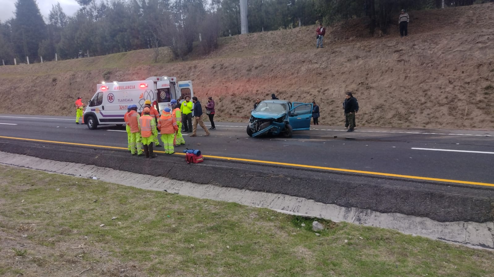 Vuelca auto familiar sobre Libramiento Apizaco: cuatro personas lesionadas el saldo