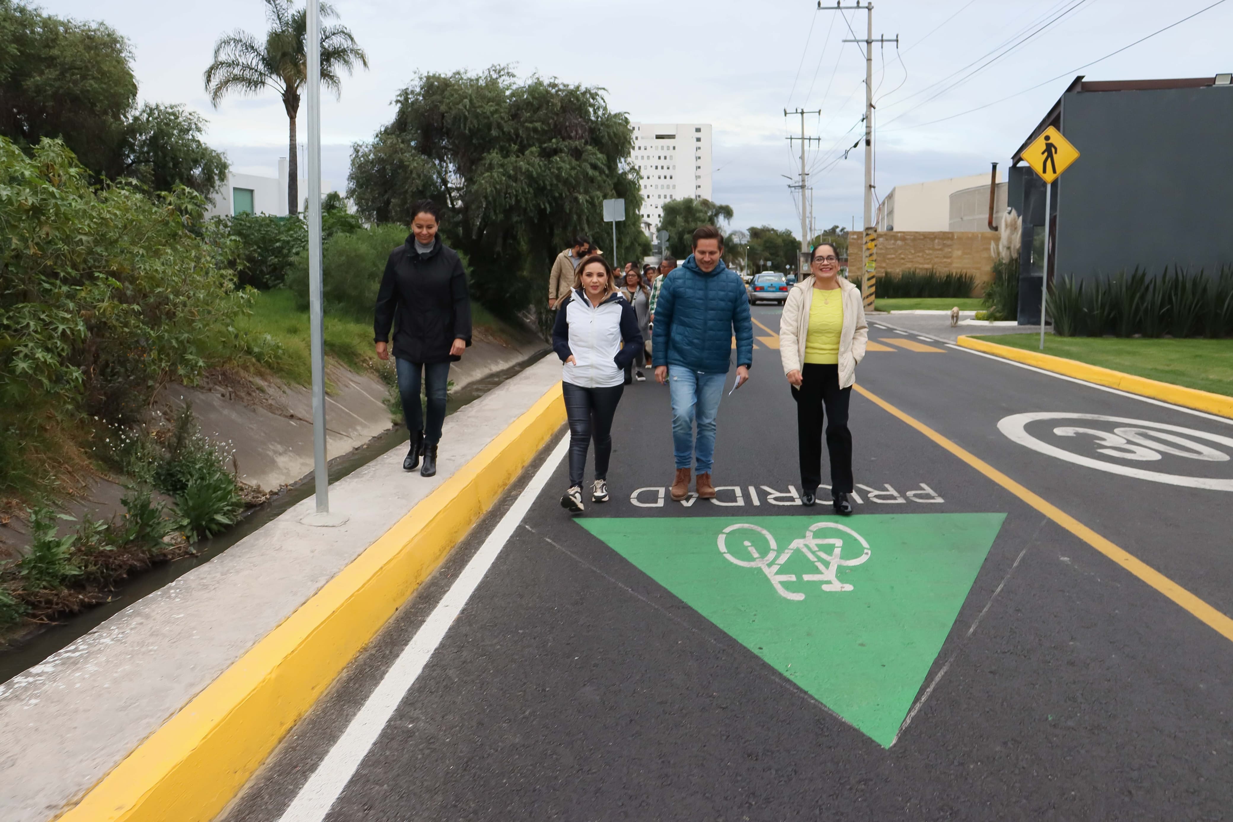 Paola Angon responde a peticiones con la pavimentación de la 38 oriente