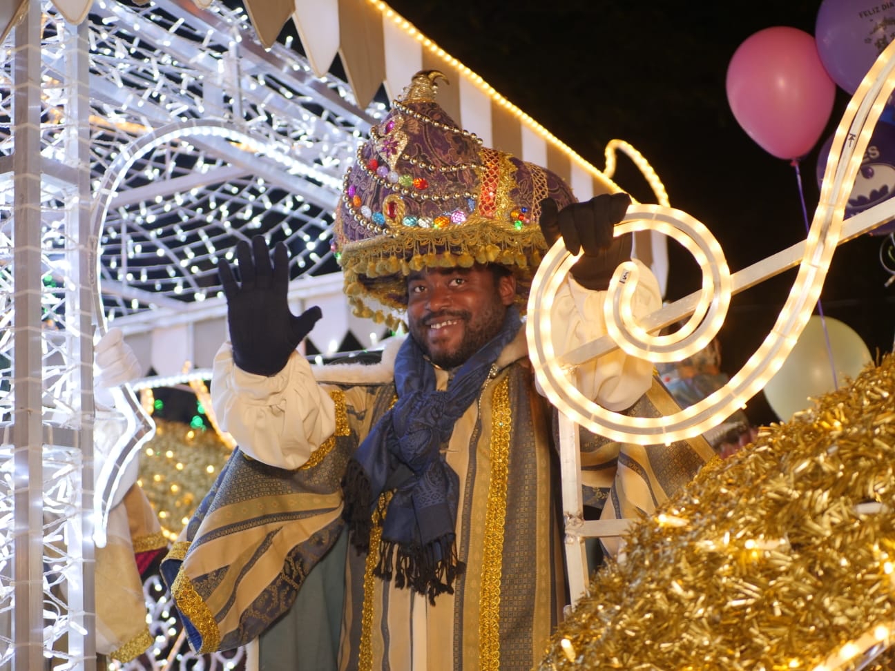 Por: Cortesía Atlixquenses y turistas recibieron a los Reyes Magos durante desfile por las calles de Atlixco