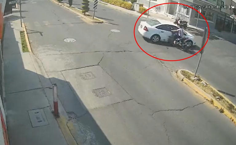 Por: Cortesía ¿Quién tuvo la culpa? Captan grave choque entre moto y auto donde el motociclista se llevó la peor parte