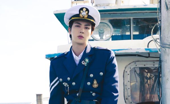 Así se ve Jin de BTS, rapado y utilizando armas de fuego durante su servicio militar