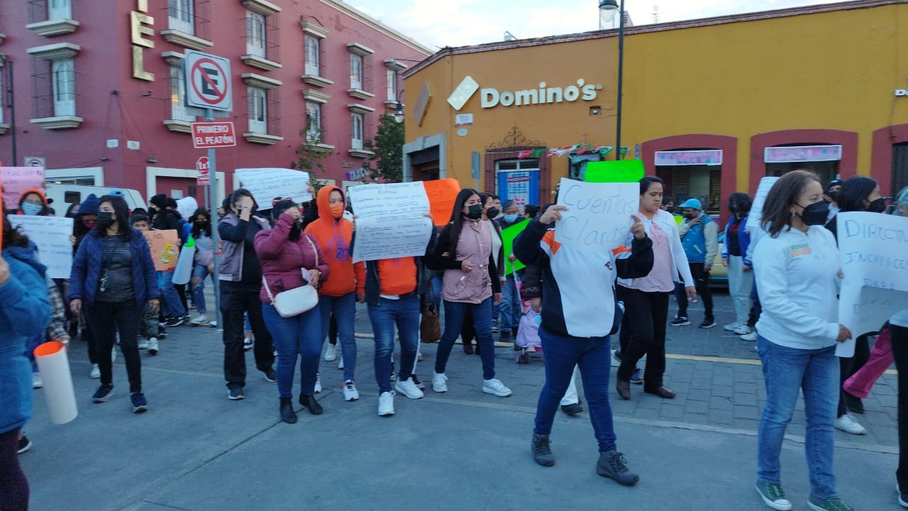 Marchan alumnos y padres de familia del CELMA exigen destitución de la directora general