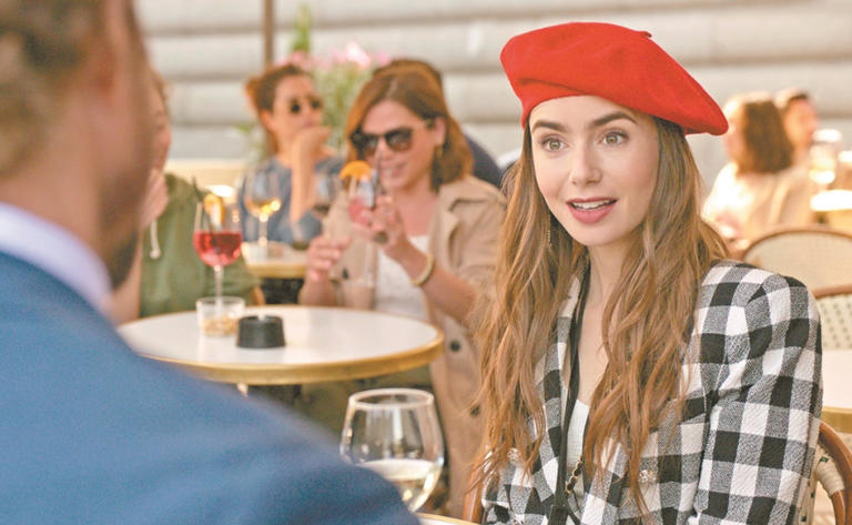 Por: Cortesía Usuarios descubren una pulga en la axila de actor de la serie Emily in Paris, incidente se hace viral (Vídeo)