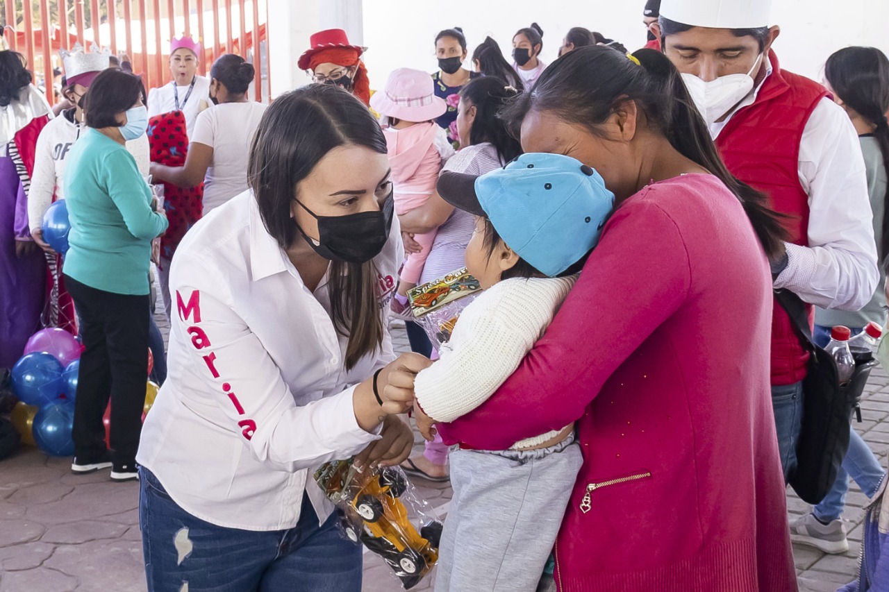 comunicado oficial Entregó DIF Cholula juguetes a pequeños de las juntas auxiliares en la “Caravana de Reyes”