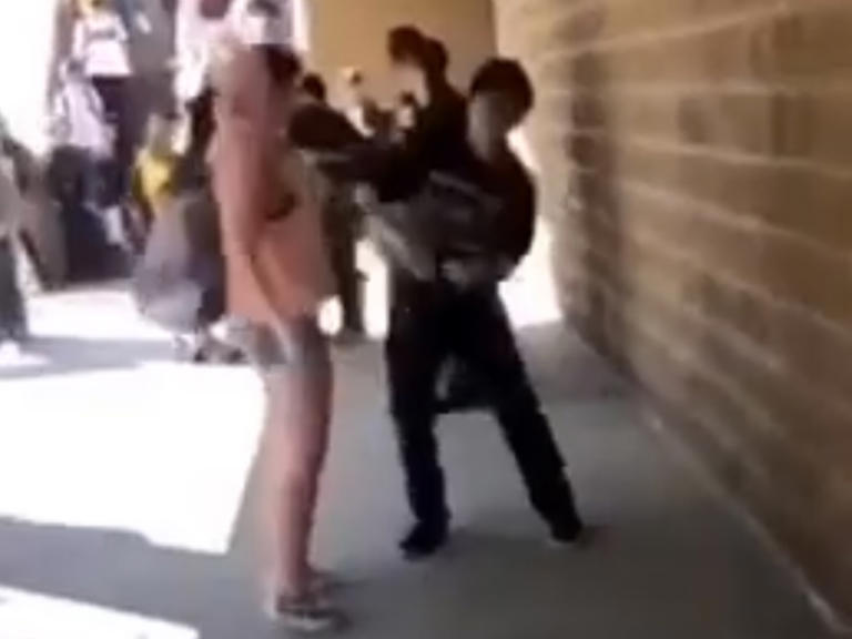 Por: Cortesía Chica intimida y acorrala a joven, que responde golpeándola y desata polémica en redes (Vídeo)