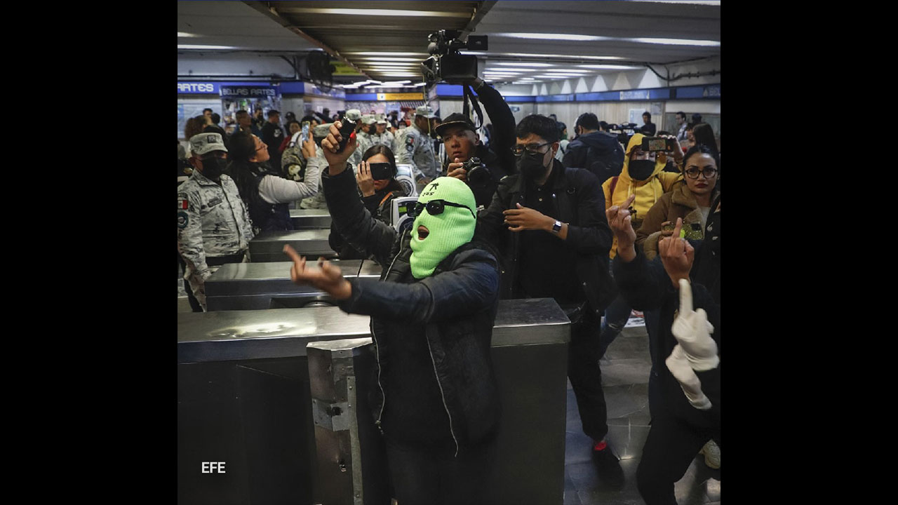 Por: Cuartoscuro Protestan feministas en el Metro de CDMX por presencia de la Guardia Nacional