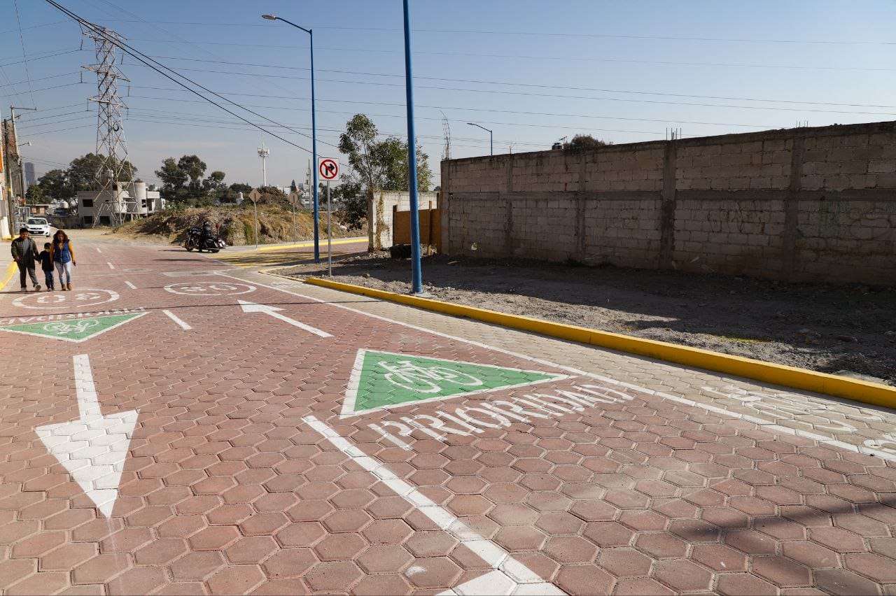 Comunicado oficial Inaugura Mundo Tlatehui adoquinamiento en calles de la colonia Emiliano Zapata
