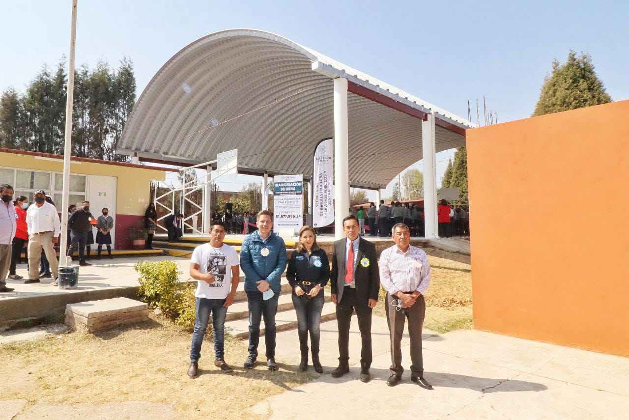 Paola Angon continúa entregando obras en beneficio de las escuelas de Cholula 