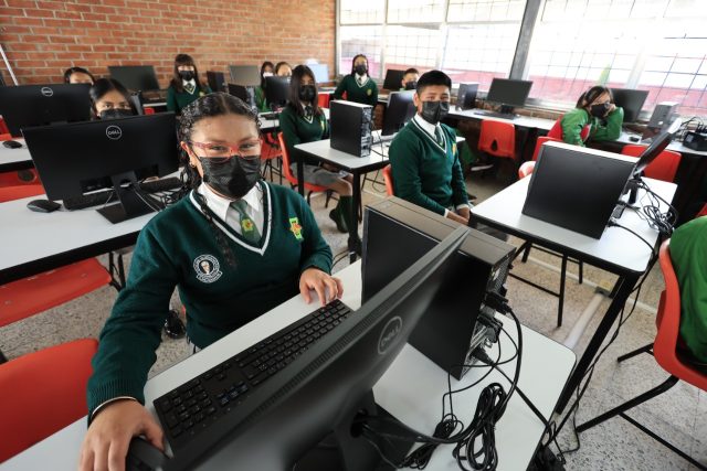 Gobernadora entrega mobiliario y mejora de infraestructura en secundaria de Chiautempan