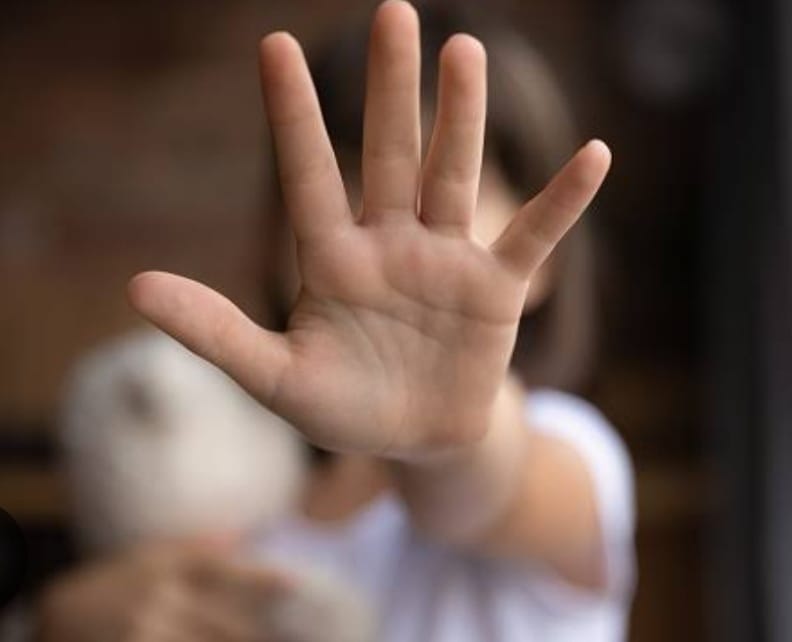 Por: Cortesía Lula Pineda Erradicar la violencia contra la mujer desde el hogar: Sergio Salomón Céspedes