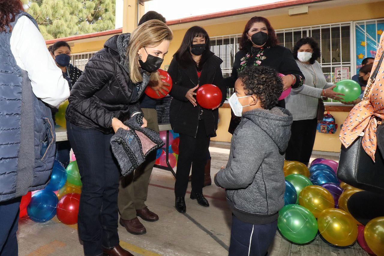 "Abrazando a la infancia" beneficia a niños de preescolar, cuidándolos del frío: maría de la barreda